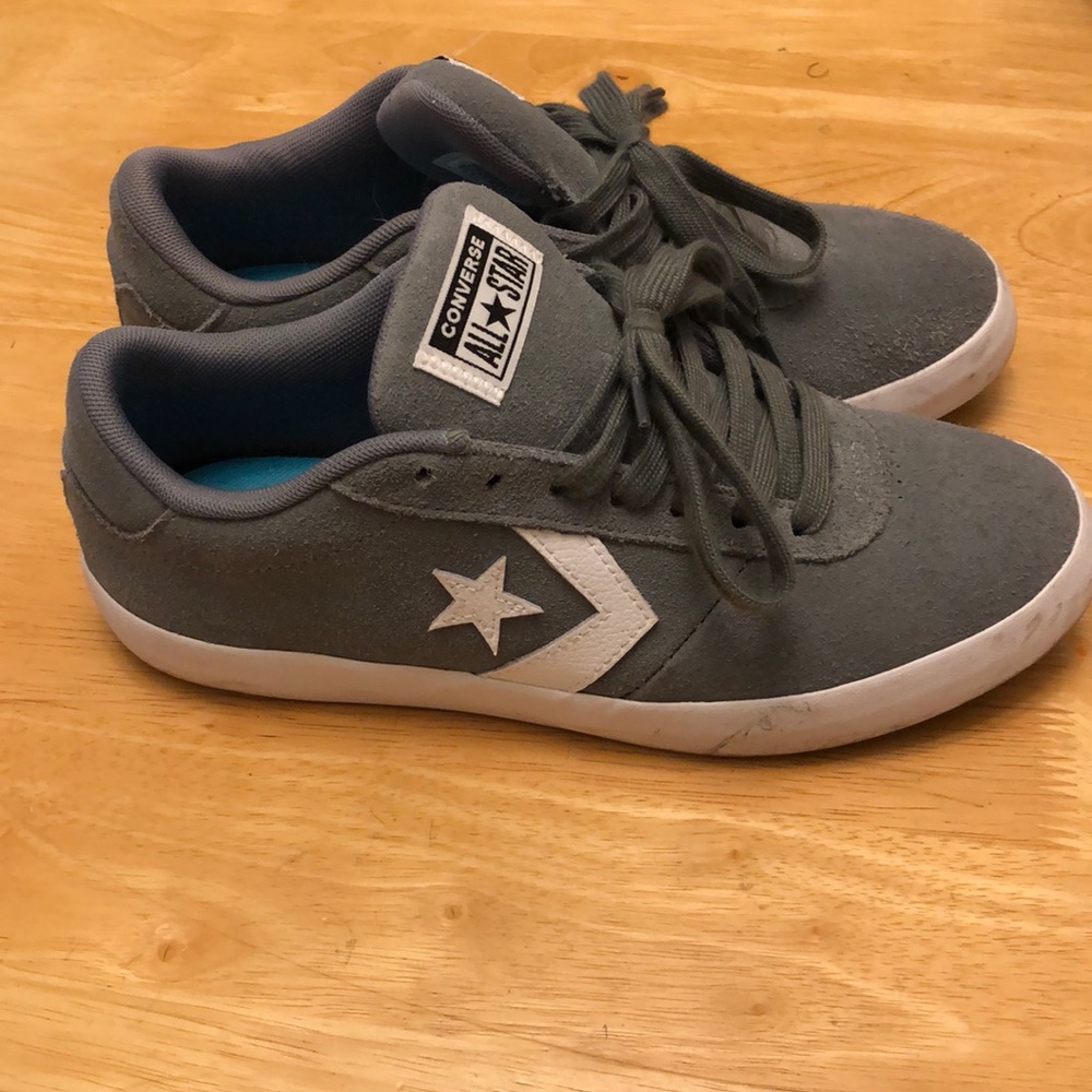 Women’s size 9 Converse Shoe